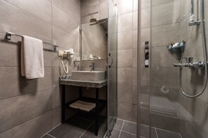 Douche, articles de toilette (gratuits), séchoir à cheveux, pantoufles