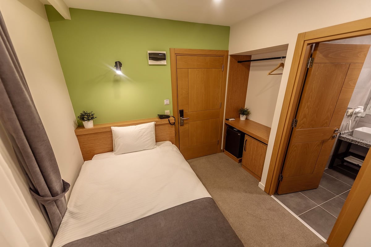 Standard Single Room | Cadar Frette Itali, peralatan tempat tidur premium, bar mini