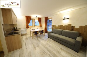 Apartamento, 1 quarto (Anna Sun) | Área de estar | TV de tela plana 32 polegadas com canais via satélite, TV