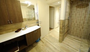 Apartamento, 1 quarto (Michele Lake) | Banheiro | Chuveiro, secador de cabelo, bidê, toalhas de banho