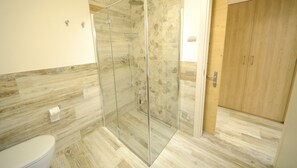 Appartamento, 1 camera da letto (Anna Sun) | Bagno | Doccia, asciugacapelli, bidet, asciugamani
