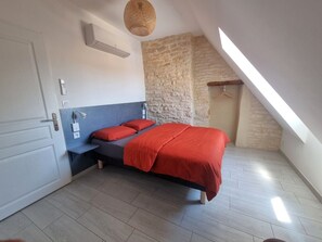 5 bedrooms, travel cot, WiFi, bed sheets - Rocamadour, beautiful authentic home with large garden and private swimming pool (Couzou)
