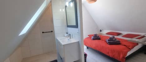 5 chambres, lit parapluie, Wi-Fi, draps fournis