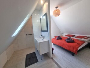 5 bedrooms, travel crib, WiFi, bed sheets