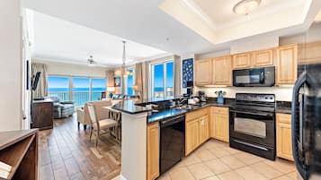 Condo, 2 habitaciones, balcón, vista a la playa (1509) | Cocina privada | Refrigerador con congelador, microondas, horno y parrilla de estufa