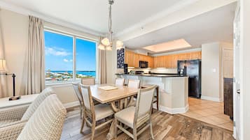 Condo, 2 Bedrooms, Balcony, Beach View (1509) | In-room dining
