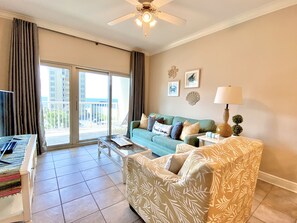 Condo, 2 habitaciones, balcón, vista a la playa (407) | Área de sala de estar | Televisión de pantalla plana