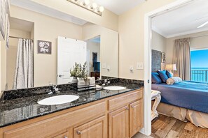 Condo, 2 habitaciones, balcón, vista a la playa (1509) | Baño | Tina con regadera y toallas