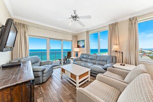 Condo, 2 quartos, sacada, vista para a praia (1509) | Área de estar | TV de tela plana