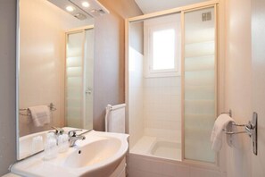 Quarto família | Banheiro | Chuveiro, secador de cabelo (mediante solicitação), toalhas de banho 