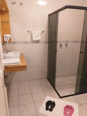 Pengering rambut, selipar, bidet, tuala disediakan