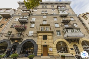 Exterior - LUXURIOUS CLASSIC APARTMENT. TOP LOCATION: BESSARABSKA SQUARE (Kyiv)