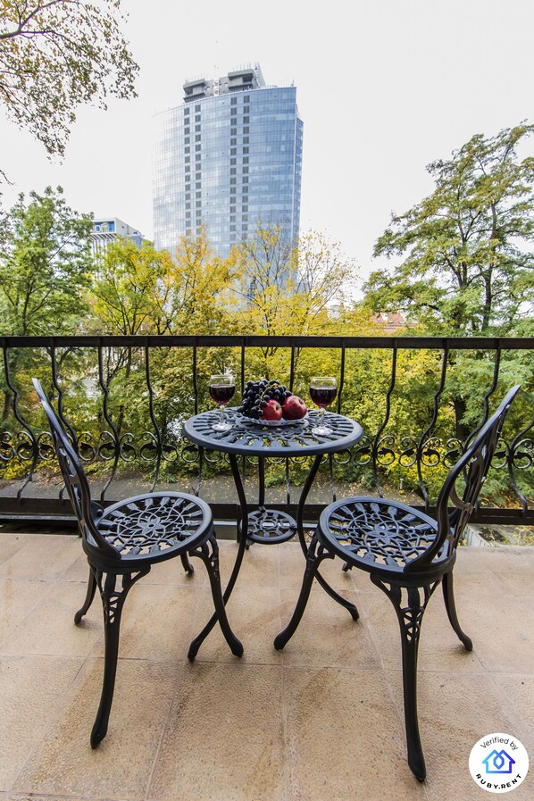 Outdoor dining - LUXURIOUS CLASSIC APARTMENT. TOP LOCATION: BESSARABSKA SQUARE (Kyiv)