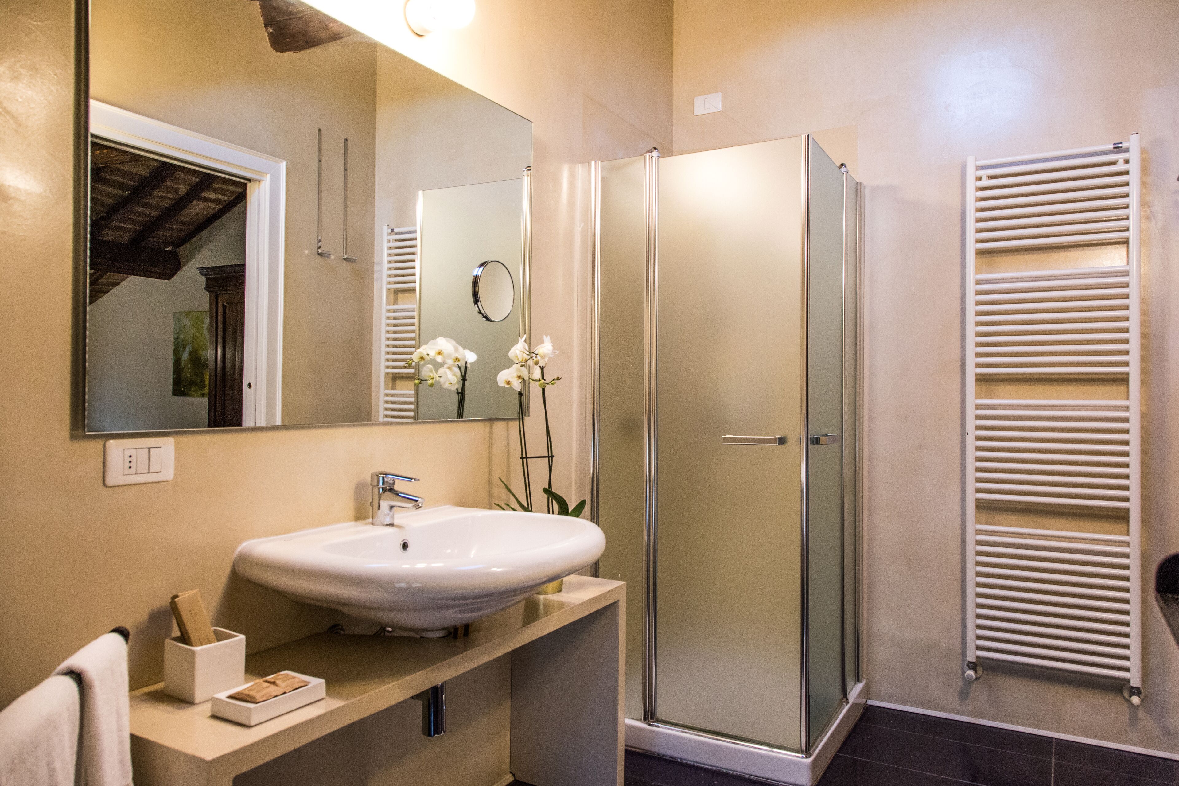 Junior-Zimmer | Badezimmer | Kostenlose Toilettenartikel, Haartrockner, Hausschuhe, Bidet