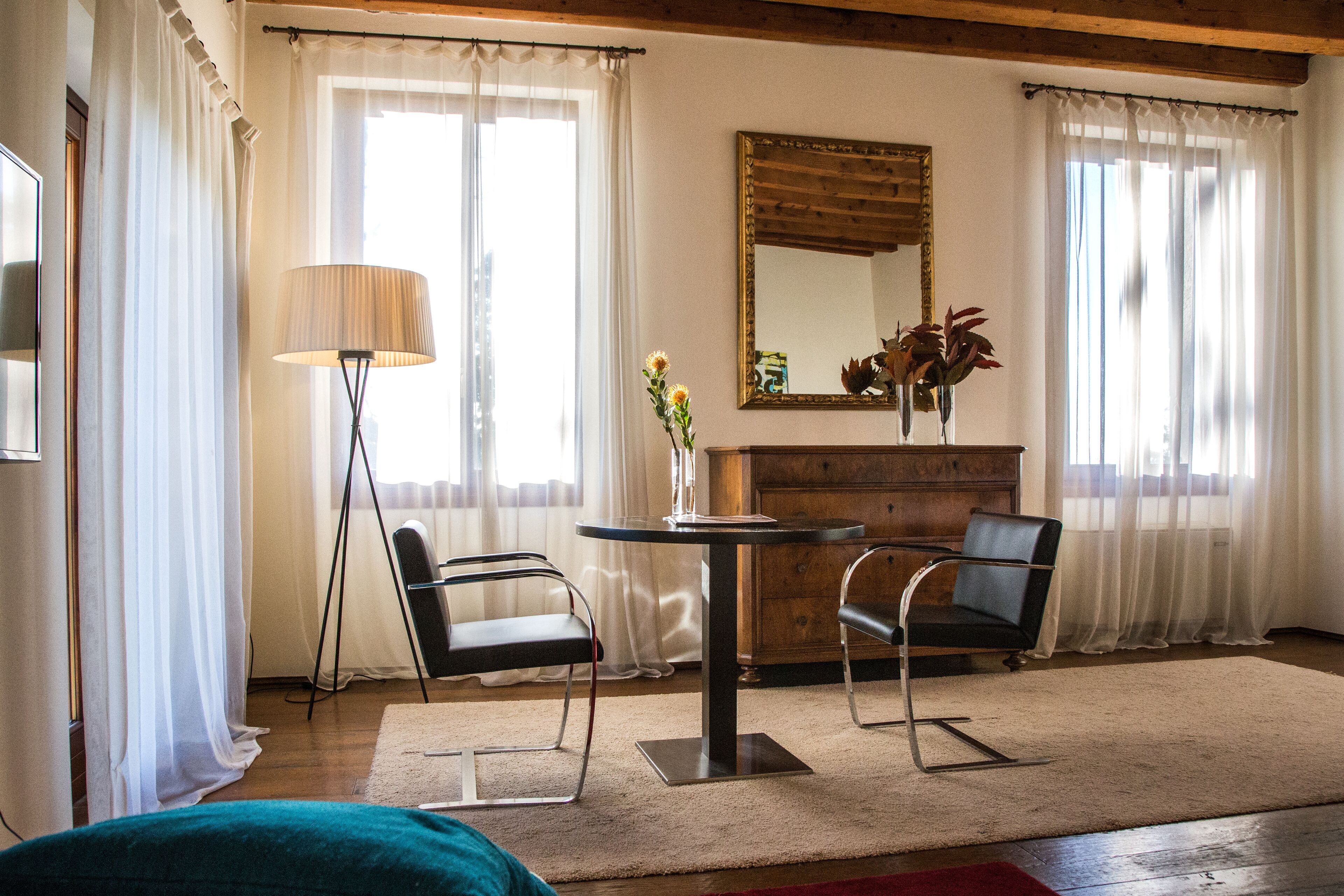 Suíte luxo, banheira de hidromassagem | Comodidades do quarto