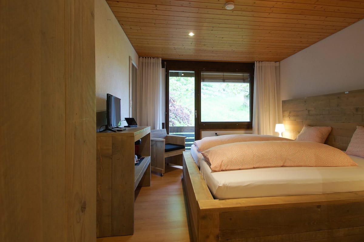 Hypo-allergenic bedding, minibar, free WiFi, bed sheets