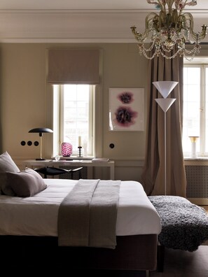 Suíte, 1 cama King, vista para o jardim | Roupas de cama premium, edredons de pluma, frigobar, cofres nos quartos