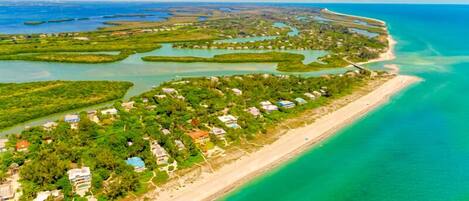 Playa en los alrededores, camastros y toallas de playa