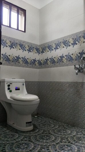 Deluxe Double Room | Bathroom | Shower, free toiletries, towels, soap - HOTEL CENTRAL INN (Kanayannur)