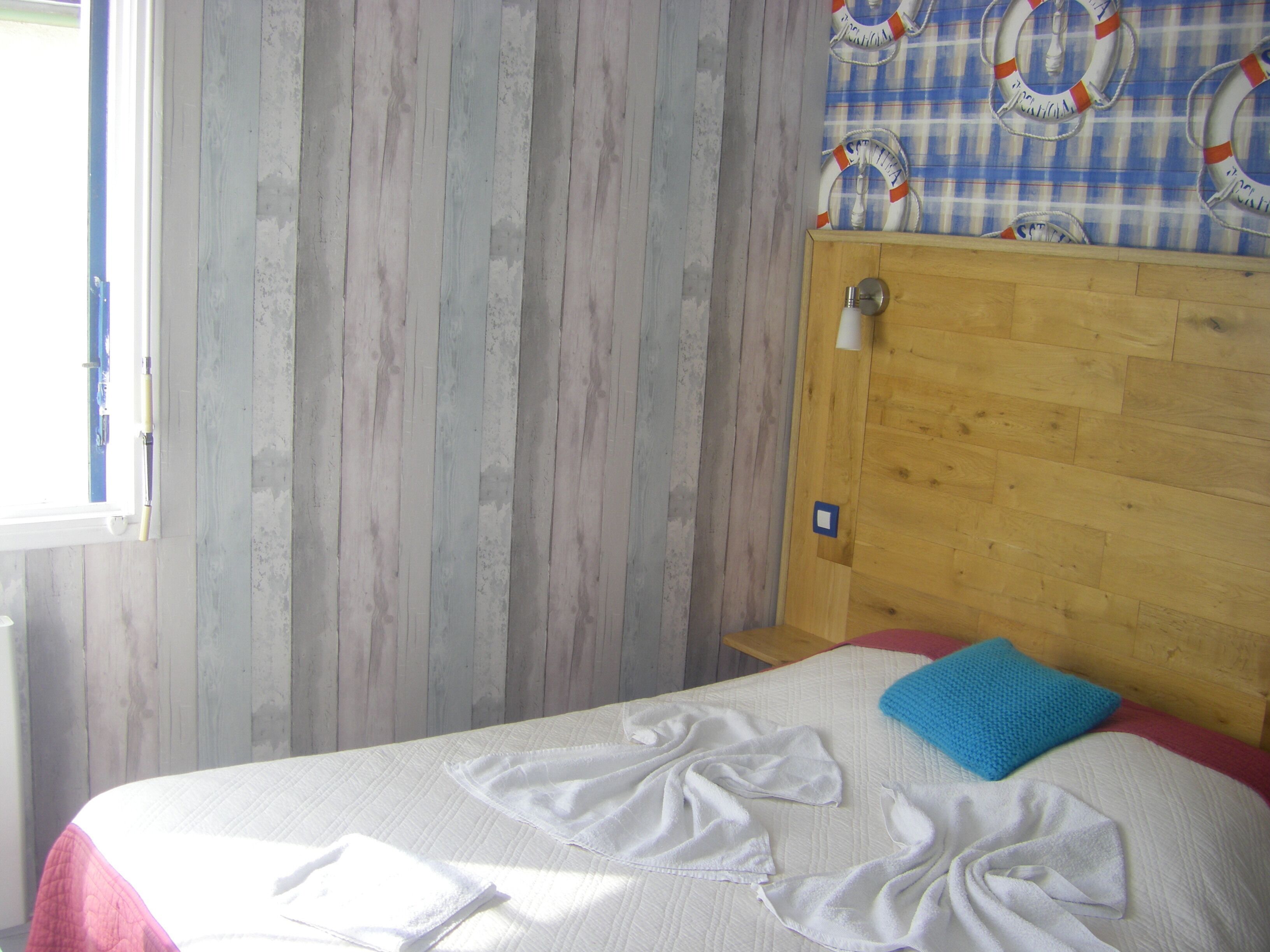 Decoración personalizada, insonorización, wifi gratis y ropa de cama 