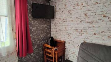 Vierbettzimmer, Gartenblick | 1 Schlafzimmer, individuell dekoriert, schallisolierte Zimmer