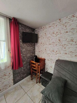 Vierbettzimmer, Gartenblick | 1 Schlafzimmer, individuell dekoriert, schallisolierte Zimmer