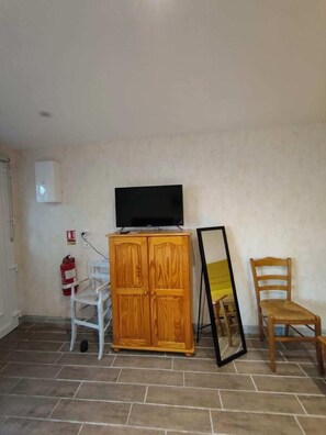 Studio, Gartenblick | Fernseher