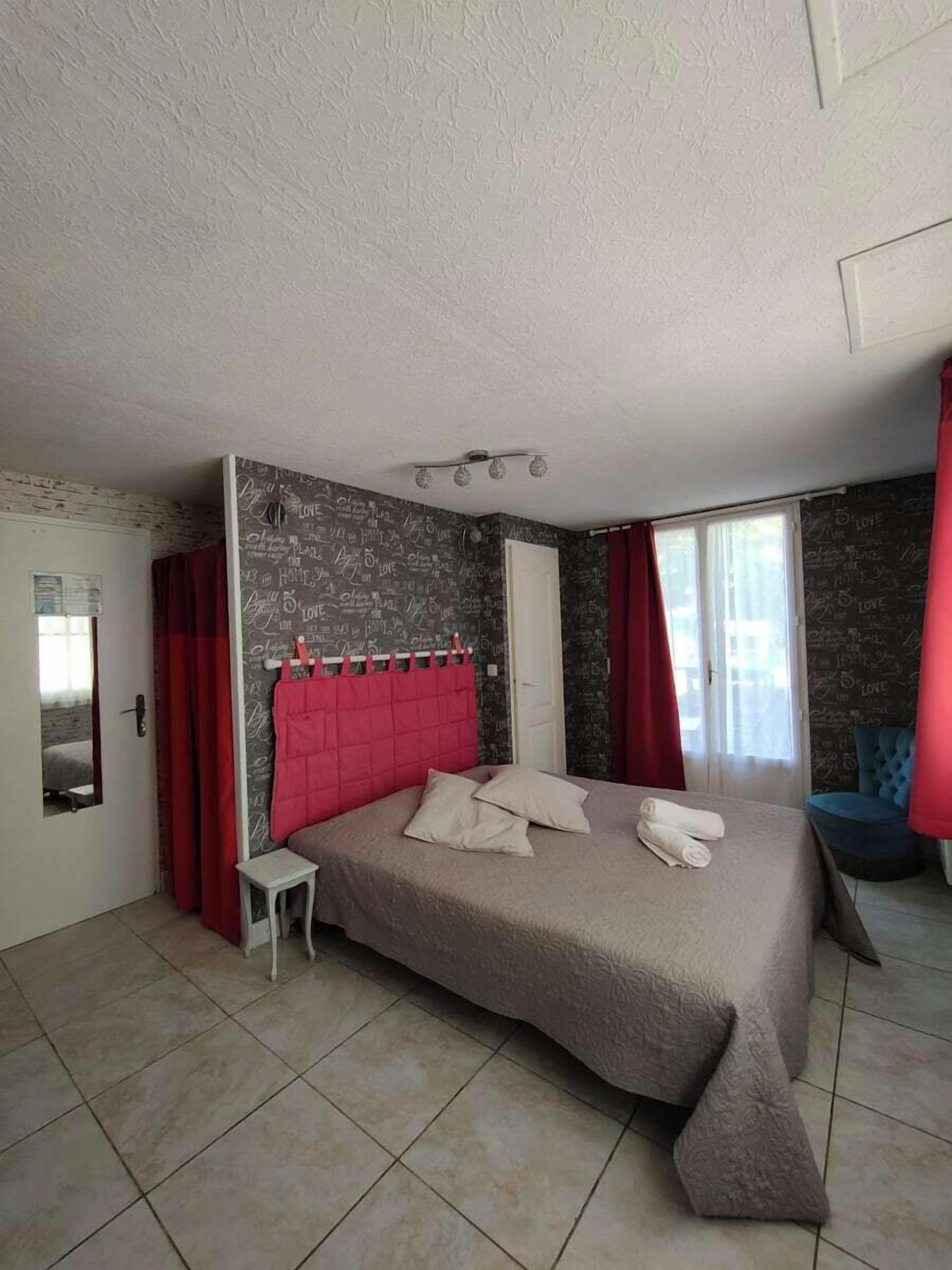 بديكورات فريدة لكل غرفة وتجهيزات عازلة للصوت وواي فاي مجانًا