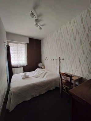 Basic Double Room, Garden View | Individually decorated, soundproofing, free WiFi, bed sheets - Le Chata (Saint-Georges-de-Didonne)