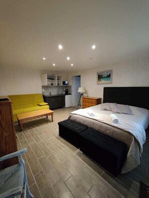 Estudio, vista al jardín | Decoración personalizada, insonorización, wifi gratis y ropa de cama 
