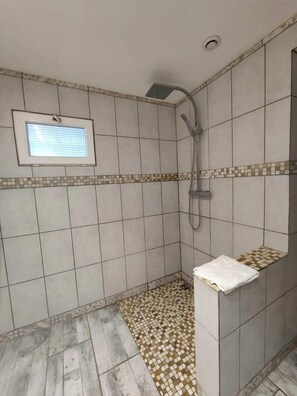 Estudio, vista al jardín | Baño | Regadera y toallas 