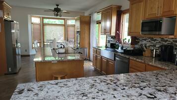 Frigorífico, microondas, horno y placa de cocina