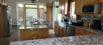 Intero 4200 piedi quadrati Sud est.  Ottimo quartiere