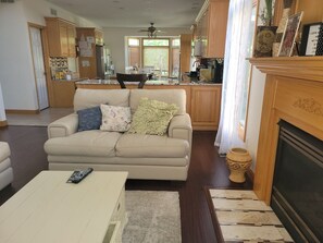 Televisión y chimenea 