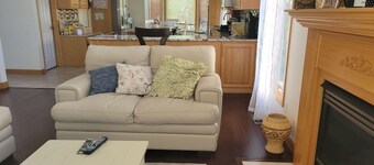 4200 pies cuadrados enteros Sureste. Excelente vecindario