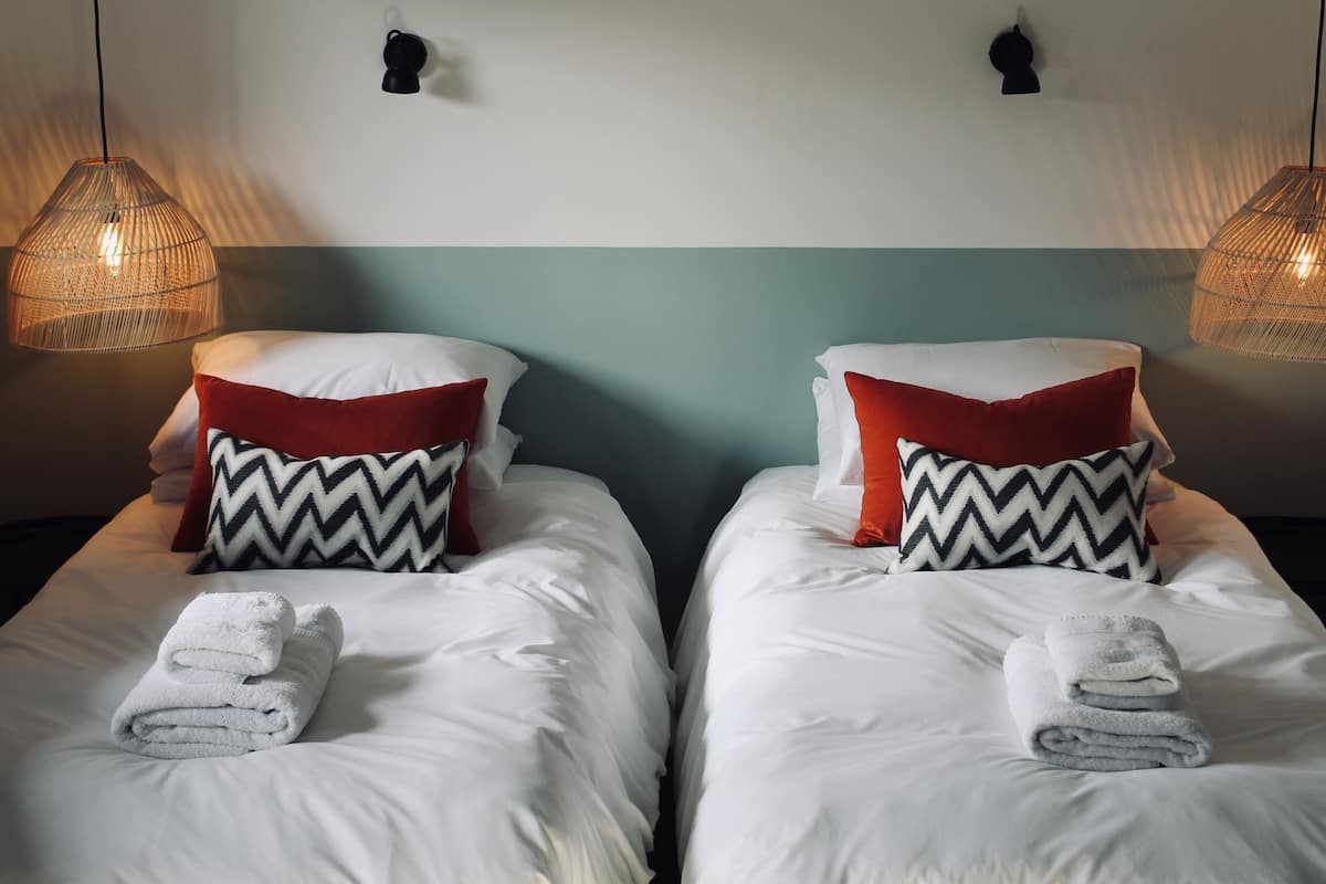 Kamer, 1 twee- of 2 eenpersoonsbedden, balkon | 1 slaapkamer, individueel gedecoreerd, individueel gemeubileerd