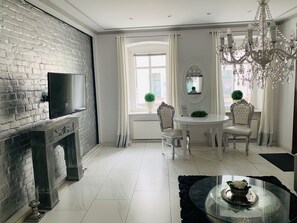 Classic Apartment | Living area | Flat-screen TV - Apartamenty Campari (Torun)