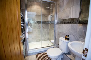 Bathtub, free toiletries