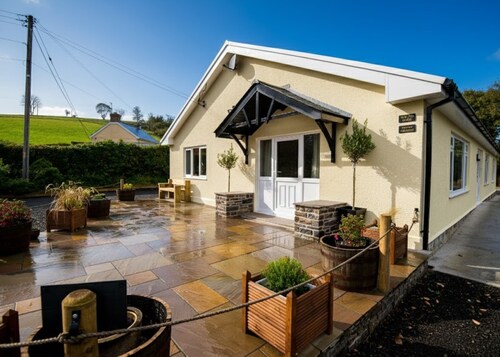 Spacious Family Bungalow with Garden & Annex