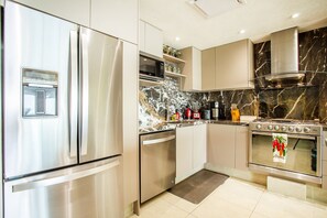 Refrigerador, microondas, horno y parrilla de estufa 