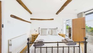 3 habitaciones, tabla de planchar con plancha y cuna de viaje 
