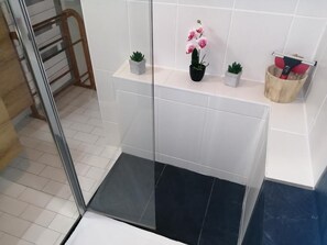 Shower, towels