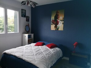 Een bureau, een laptopwerkplek, een strijkplank/strijkijzer, gratis wifi