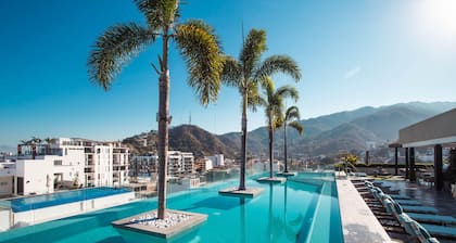 Designer Corner Condo at Zenith in the Heart of Vallarta, Zona Romantica