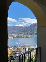 Se sirven almuerzos y cenas, cocina local