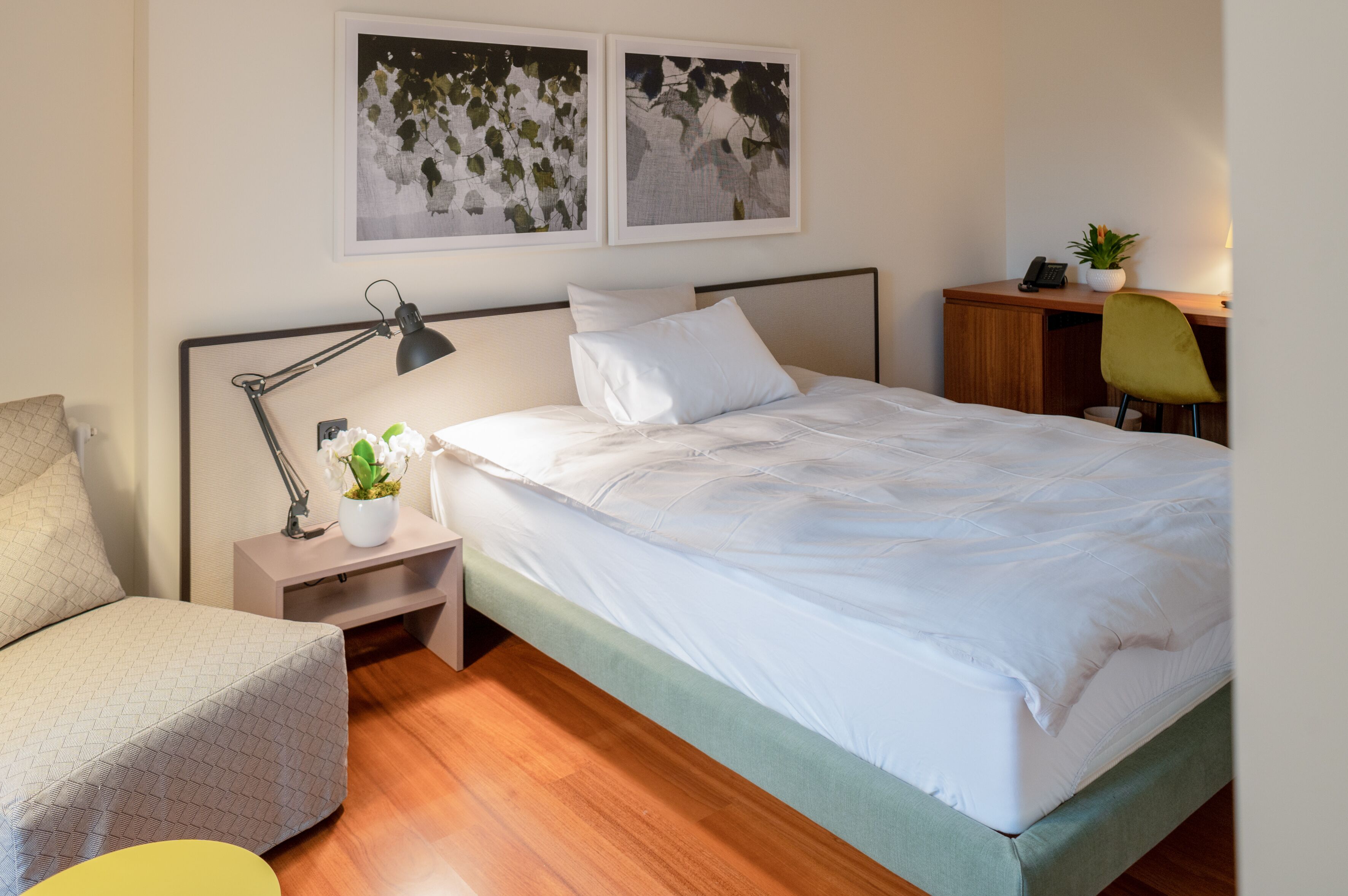 single room | minibar, in-room safe, desk, iron/ironing board