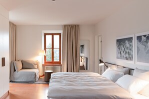 Superior tweepersoonskamer | Een minibar, een kluis op de kamer, een bureau