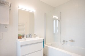 Free toiletries, hair dryer, towels - Bigatt Hotel & Restaurant (Paradiso)