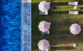 Una piscina al aire libre de temporada