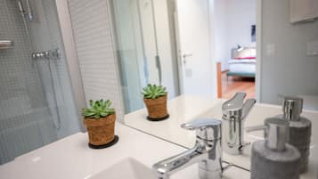 Gratis toiletartikelen, een haardroger, handdoeken